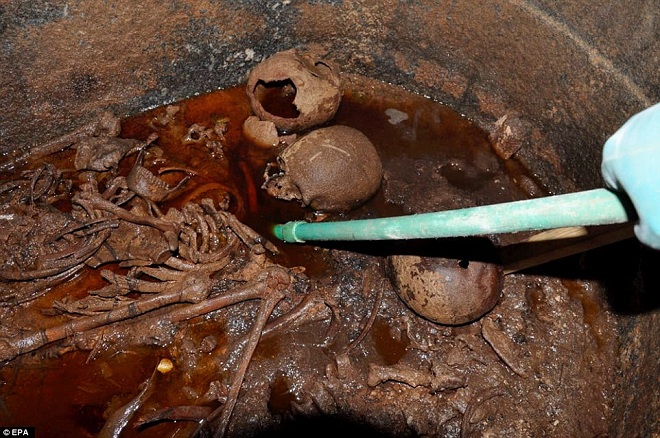 Mở nắp quan tài đen 2.000 năm ở Ai Cập, phát hiện điều bất ngờ - 1