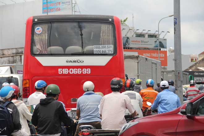 TPHCM: Sụt lún “khủng” trên đại lộ nghìn tỷ, giao thông “tê liệt” - 4