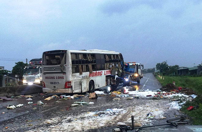 Bình Thuận: Lật xe khách giường nằm, nhiều người chết và bị thương - 1