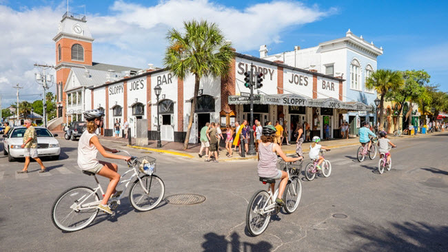 Key West, Mỹ: Thành phố ở bang Florida rất nóng vào những tháng mùa hè, nhưng đổi lại bàn có thể tham gia nhiều hoạt động hấp dẫn như chèo thuyền kayak và các buổi tiệc sôi động cùng mức chi phí thấp.