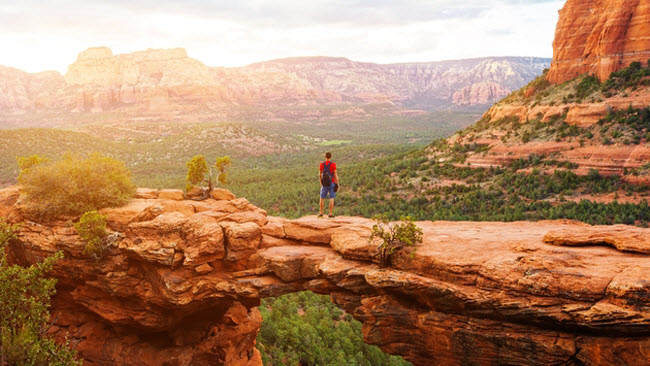 Arizona, Mỹ: Nhiều du khách tránh tới bang Arizona trong những tháng mùa hè do lo ngại về điều kiện thời tiết bất lợi. Mặc dù vậy, độ ẩm ở đây không cao như nhiều người nghĩ và tầm nhìn tốt. Mùa hè là thời điểm lý tưởng cho các hoạt động đi bộ đường trường và khám phá các cấu trúc sa thạch tuyệt đẹp.