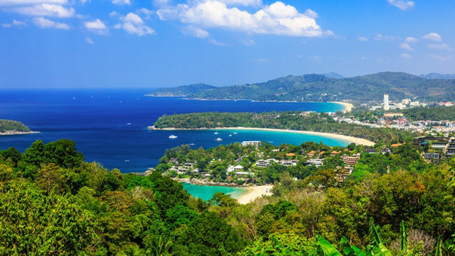 Phuket, Thái Lan: Đây là địa điểm du lịch đông đúc quanh năm, nhưng chi phí giảm đáng kể ở ngoài thời kỳ cao điểm từ tháng 11 đến tháng 3. Hãy tới Phuket vào mùa hè để thưởng thức ẩm thực Thái hấp dẫn, bãi biển đẹp với nước trong như pha lê.