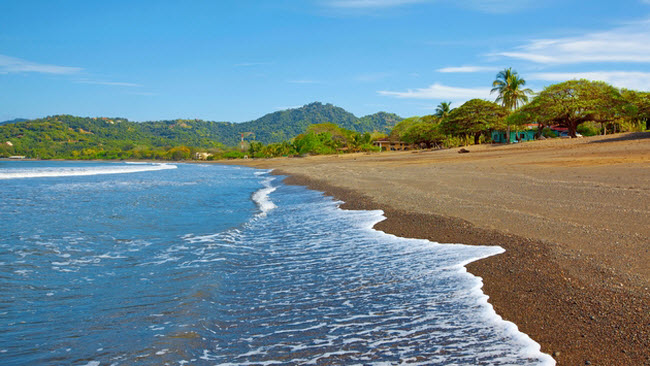 Costa Rica: Quốc gia này là thiên đường nhiệt đới với nhiệt độ gần như không đổi quanh năm, nhưng du khách thích tới đây vào mùa hè vì chi phí thấp hơn. Tại đây, bạn có thể lướt ván, khám phá thiên nhiên hoang dã và tắm biển.