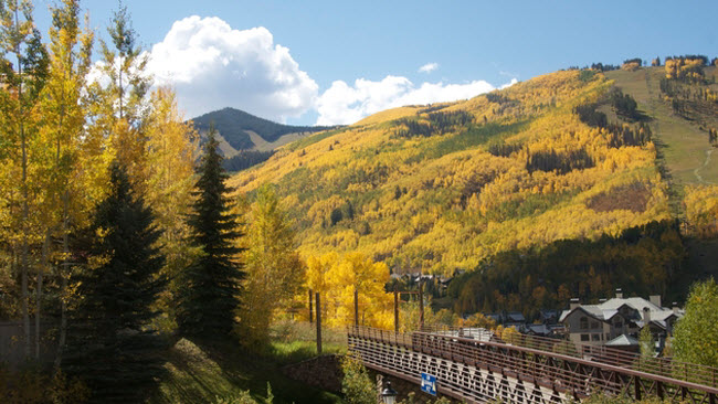 Beaver Creek, Mỹ: Những người yêu thích các môn thể thao trên tuyết đổ xô tới Beaver Creek vào những tháng mùa đông. Nhưng địa điểm này cũng rất hấp dẫn vào mùa hè nhờ giá thuê phòng khách sạn rẻ, phong cảnh núi đẹp, thời tiết ấm áp phù hợp với hoạt động đi bộ đường trường.