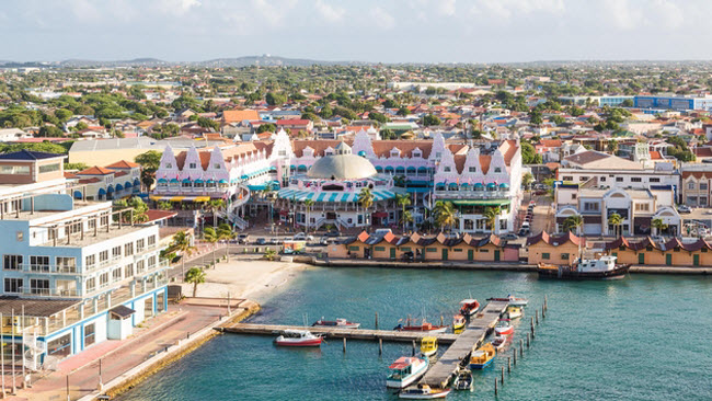 Aruba: Hòn đảo này có nhiều casino nhất tại khu vực Caribbe cùng với bãi biển cát trắng mịn, nước trong xanh và nhà hàng sang trọng. Mùa hè là thời điểm du khách có thể hưởng mức giá thuê phòng thấp nhất.