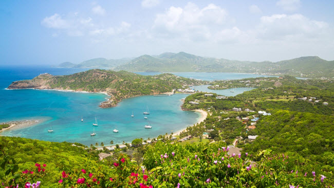 Antigua: Giống như các hòn đảo khác ở Caribbe, Antigua có nhiệt độ ổn định quanh năm. Nhưng vào những tháng mùa hè, lượng du khách giảm xuống thấp hơn nên mức giá thuê phóng khách sạn cũng giảm theo.