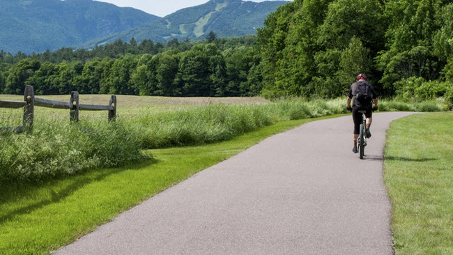 Stowe, Mỹ: Những người thích các hoạt động ngoài trời thích tới Stowe vào mùa đông để tham gia các môn thể thao với tuyết. Mặc dù vậy, mùa hè cũng là thời điểm hấp dẫn đối với du khách với các hoạt động đi bộ đường trường và khám phá rừng.