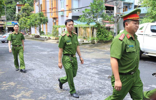 Cận cảnh khám nhà ông Vũ Trọng Lương trong vụ bê bối điểm thi Hà Giang - 2