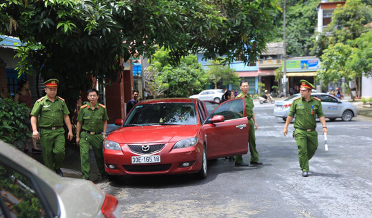 Cận cảnh khám nhà ông Vũ Trọng Lương trong vụ bê bối điểm thi Hà Giang - 3