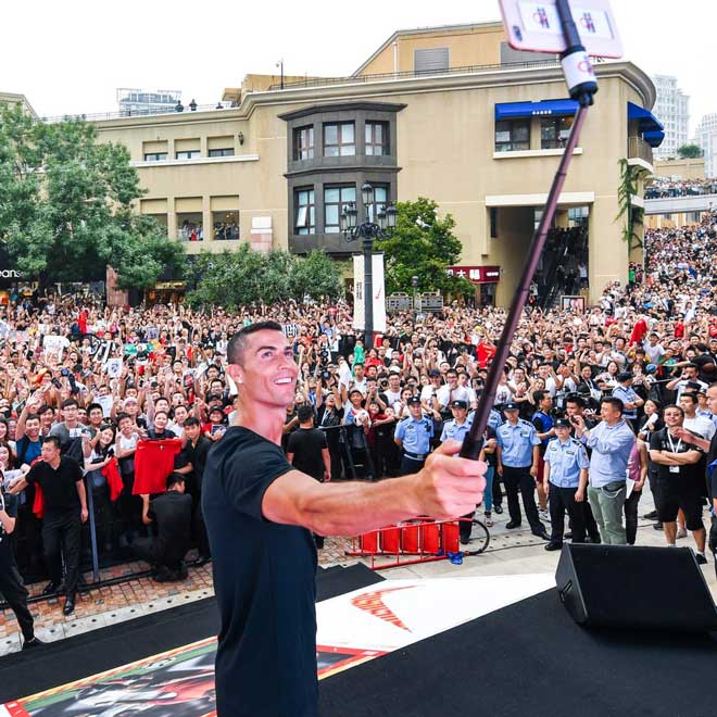 Ronaldo &#34;bùng cháy&#34; ở Trung Quốc: Ra mắt hoành tráng, triệu fan vỡ òa - 4