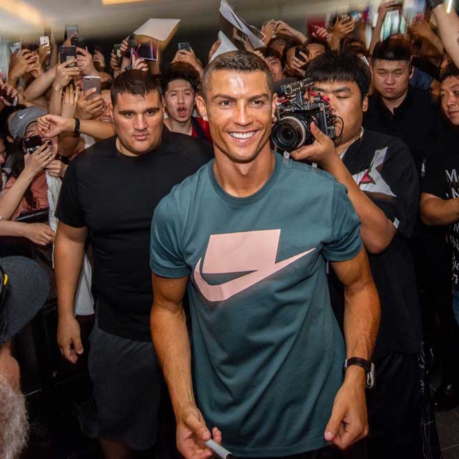 Ronaldo &#34;bùng cháy&#34; ở Trung Quốc: Ra mắt hoành tráng, triệu fan vỡ òa - 7