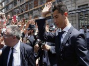 Bóng đá - “Siêu bom tấn” Ronaldo: Sếp lớn tiết lộ cực sốc, Messi &quot;nhờ vía&quot; thoát án tù