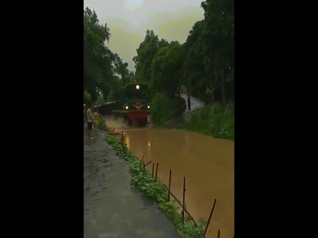 Sửng sốt ngỡ đoàn tàu hỏa lao vun vút trên sông