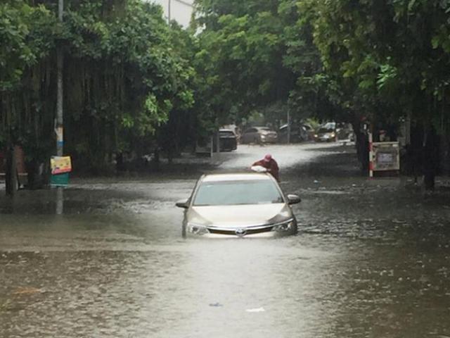 Đường phố Hà Nội thành “sông” sau trận mưa lớn kéo dài