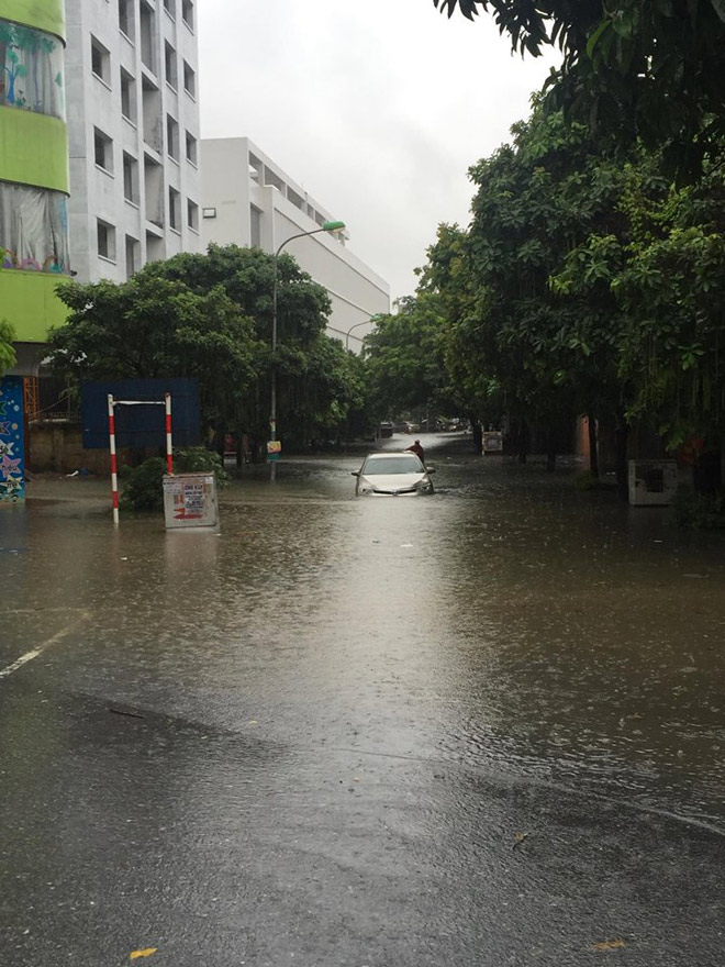 Đường phố Hà Nội thành “sông” sau trận mưa lớn kéo dài - 1