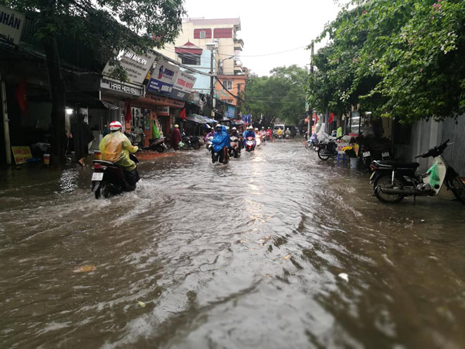 Đường phố Hà Nội thành “sông” sau trận mưa lớn kéo dài - 10