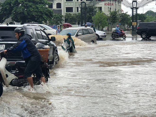 Đường phố Hà Nội thành “sông” sau trận mưa lớn kéo dài - 4