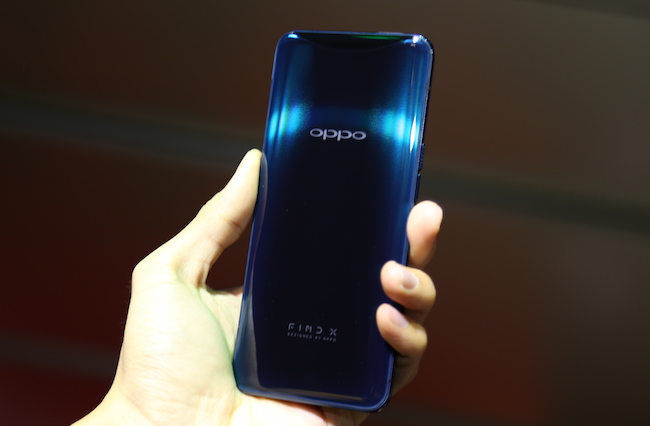 Ngoài phiên bản màu đỏ, Oppo Find X còn có phiên bản màu xanh tại thị trường Việt Nam với giá bán 20,99 triệu đồng.