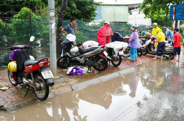 Dịch vụ hốt bạc ngày mưa ở Thủ đô, chỉ vài giờ kiếm ngay tiền triệu - 2