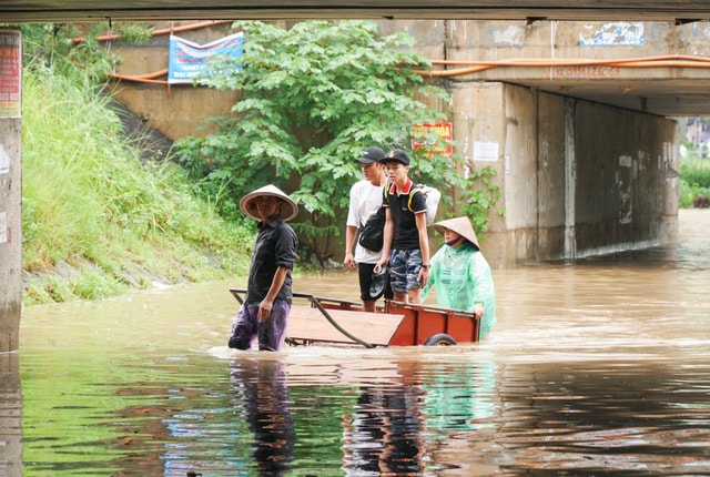 Dịch vụ hốt bạc ngày mưa ở Thủ đô, chỉ vài giờ kiếm ngay tiền triệu - 4