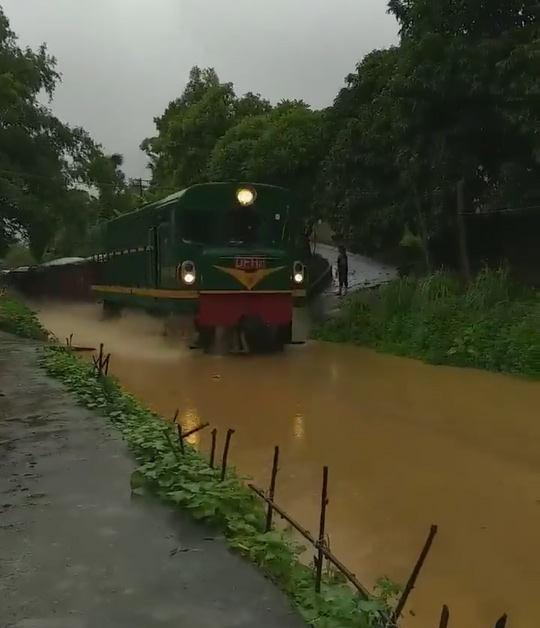 Sửng sốt ngỡ đoàn tàu hỏa lao vun vút trên sông - 2