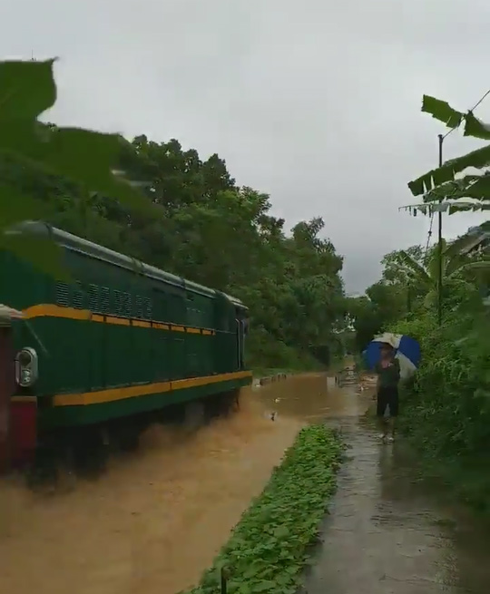 Sửng sốt ngỡ đoàn tàu hỏa lao vun vút trên sông - 4