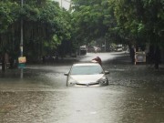 Tin tức trong ngày - Đường phố Hà Nội thành “sông” sau trận mưa lớn kéo dài