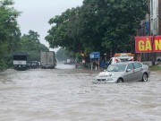 Tin tức trong ngày - HN: Mưa ngập gần lút xe đám cưới, dân kéo xe thuê &quot;được mùa&quot;