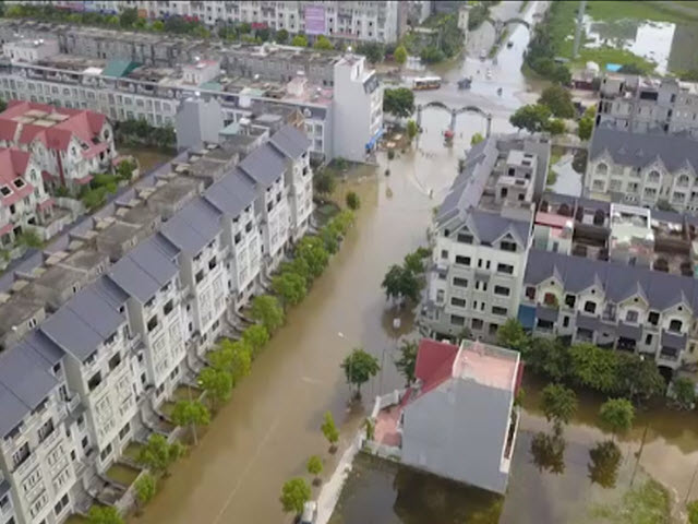 Clip: Toàn cảnh làng triệu đô phố biến thành "sông" giữa Hà Nội