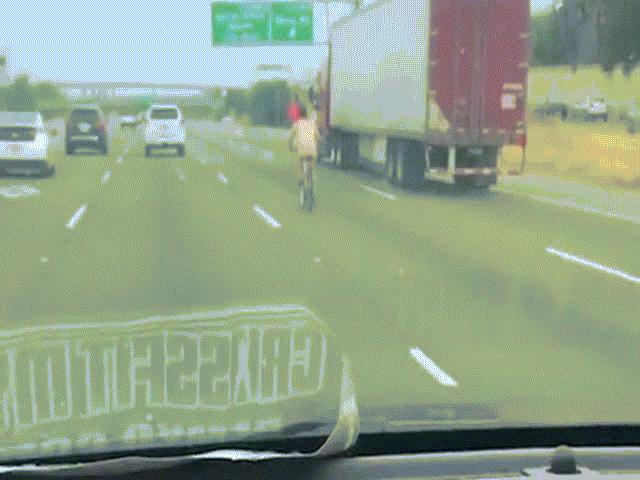 Người đàn ông khỏa thân đạp xe trên đường cao tốc Mỹ