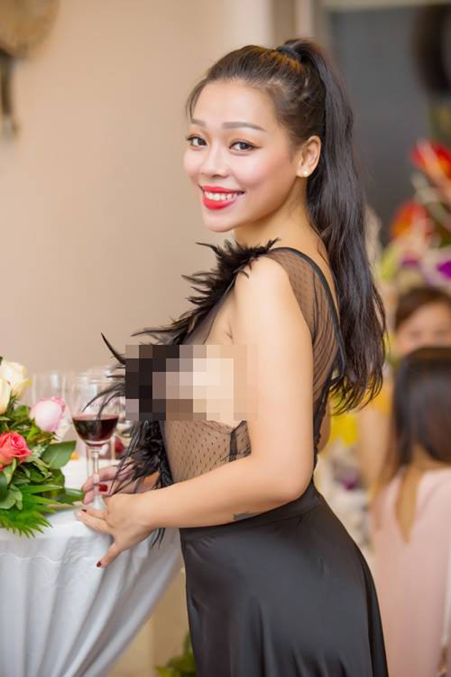 Giọng ca Sao Mai Điểm hẹn Hà Linh từng gây sốc tại một sự kiện ở Hà Nội vì chiếc váy khiến cô bị nhầm tưởng không mặc áo ngực.