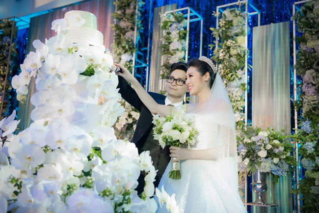 Đám cưới của Á hậu Tú Anh và hôn phu thu hút chú ý của công chúng trong ngày cuối tuần 21.7 vừa qua.
