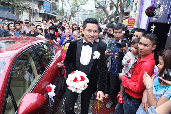 Nam ca sĩ Tuấn Hưng dùng siêu xe Porsche Panamera màu đỏ mận đắt tiền có giá trị gần 10 tỷ đồng làm xe rước dâu trong ngày cưới.