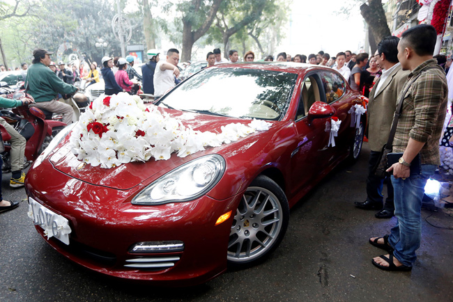 Chiếc xe mang màu đỏ may mắn và hạnh phúc, biển số xe được gắn tấm bảng chữ Love thể hiện tình yêu.