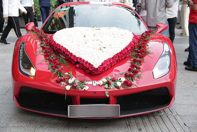 Chiếc siêu xe yêu quý của Tuấn Hưng được trang hoàng thành xe rước dâu.