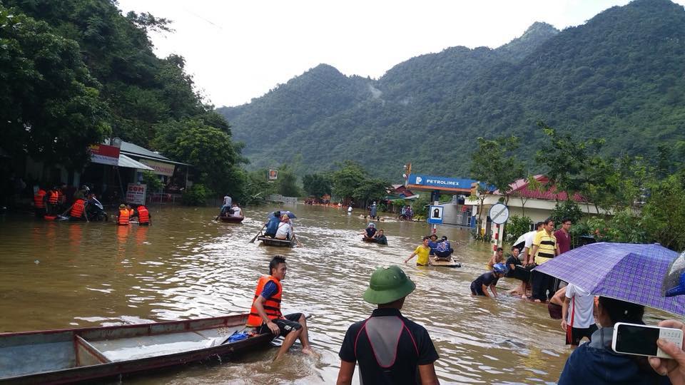 Mưa lớn ở Hòa Bình, người dân chèo thuyền đông như trẩy hội trên QL6 - 5