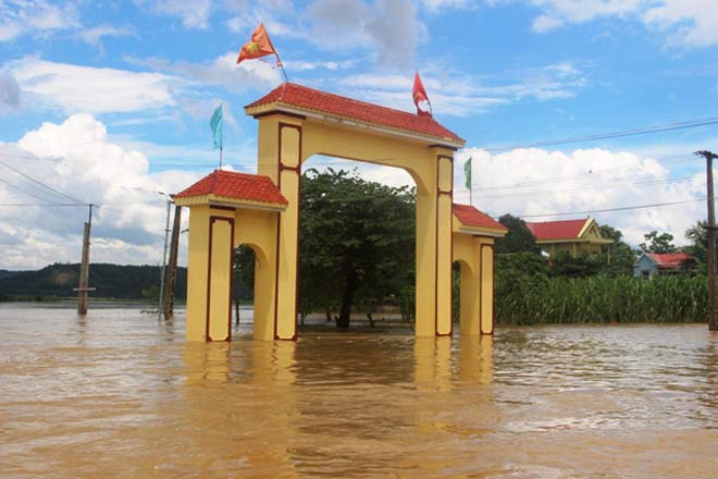 Thanh Hóa: Lũ tràn về, dân trèo cây tháo chạy - 2