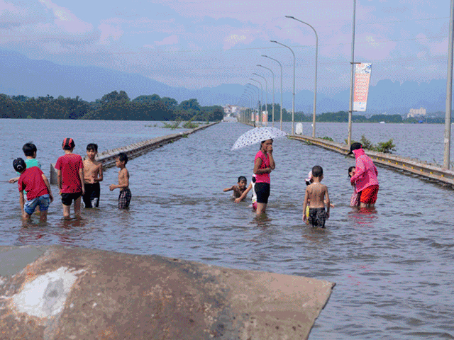Ngập lụt ở HN: Người bỏ nhà đi sơ tán, người bám thuyền sống chung với lũ