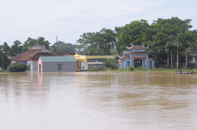 Ngập lụt ở HN: Người bỏ nhà đi sơ tán, người bám thuyền sống chung với lũ - 1