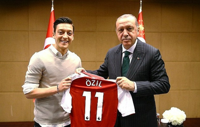 Chấn động Ozil giã từ ĐT Đức: Chủ tịch Bayern thẳng thừng chỉ trích Ozil - 5