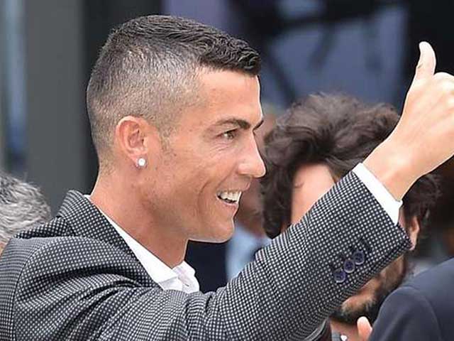 Bất ngờ trận Ronaldo ra mắt Juventus: “Đá phủi” trên sân bóng làng
