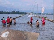 Tin tức trong ngày - Ngập lụt ở HN: Người bỏ nhà đi sơ tán, người bám thuyền sống chung với lũ