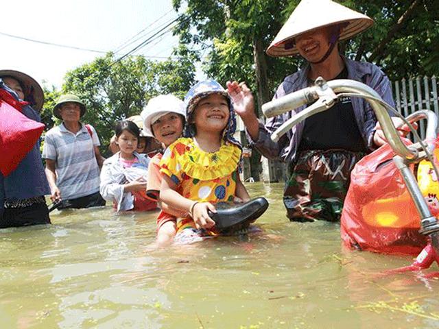 Cảnh khó tin ở Hà Nội: Tạnh mưa 3 ngày, nước vẫn ngập ngang người