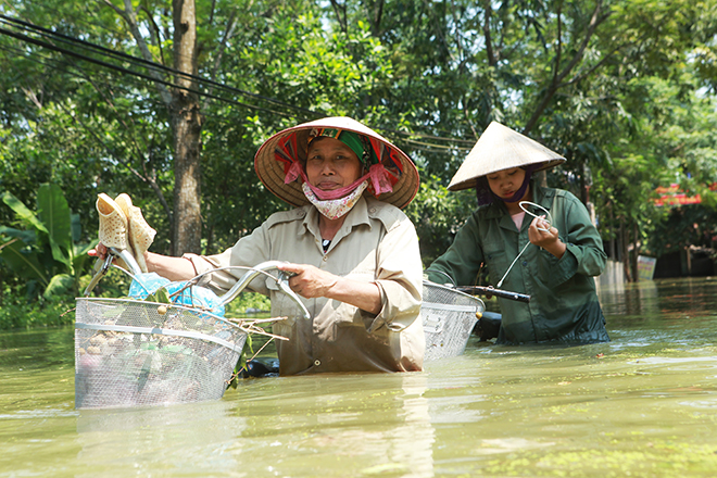 Cảnh khó tin ở Hà Nội: Tạnh mưa 3 ngày, nước vẫn ngập ngang người - 9