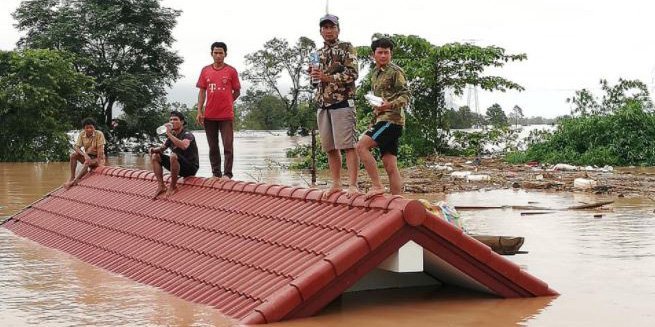 Vỡ đập khủng khiếp ở Lào, nước dữ cuốn mất tích hàng trăm người - 1