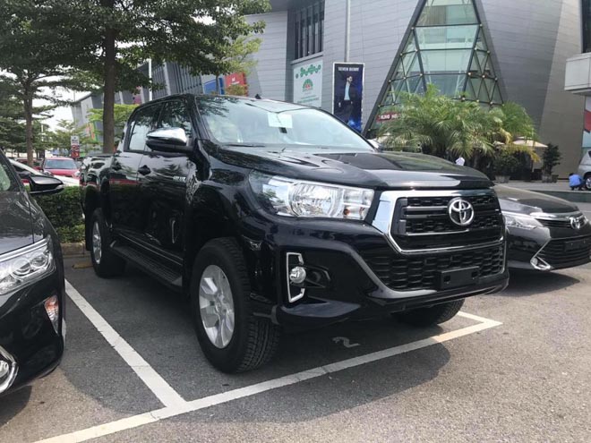 Toyota Hilux 2018 lộ diện ảnh thực tế từ đại lý, giá bán từ 695 triệu đồng - 1