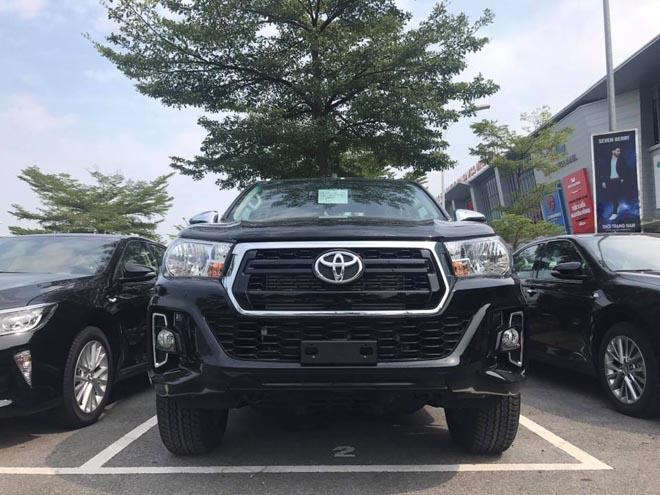 Toyota Hilux 2018 lộ diện ảnh thực tế từ đại lý, giá bán từ 695 triệu đồng - 3