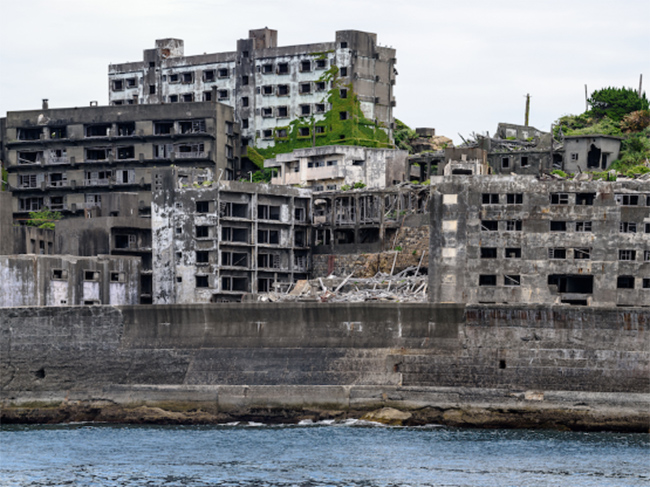 Đảo Hashima ở Nhật Bản từng có 5.000 cư dân vào lúc cao điểm, nhưng đã bị bỏ rơi sau khi mỏ than cạn kiệt vào những năm 70. Hòn đảo này, hiện không có người ở trong hơn 40 năm, gần đây đã mở cửa lại cho những du khách thích khám phá.