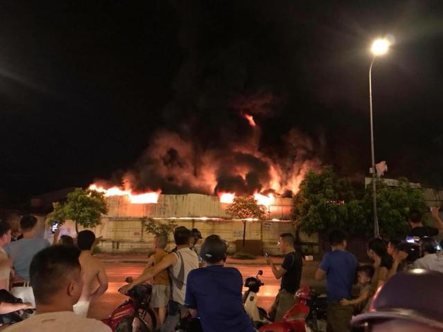 Cháy lớn chợ Gạo ở Hưng Yên, lửa bốc cuồn cuộn, cột khói cao nghi ngút