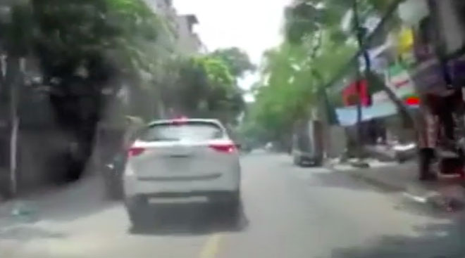Video: Ô tô &#34;rang lạc&#34; giữa phố Hà Nội lao vào đầu xe khác - 1
